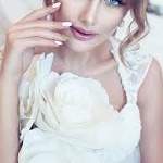 99px.ru аватар Девушка держит руку у лица