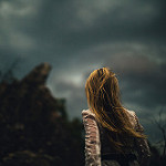 Аватар Девушка смотрит на мрачное небо, фотограф Dean Raphael