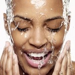 Аватар Девушка смеется, струи воды стекают по ее лицу, фотограф James Houston