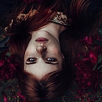 Аватар Девушка лежит на земле в цветах, by kassio epia