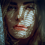 Аватар Девушка в падающем на нее солнечном свете, by kassio epia