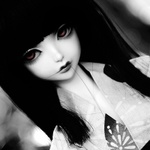99px.ru аватар Кукла с темными волосами и красными глазами в черно-белых тонах