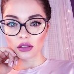 Аватар Девушка в очках с серыми глазами
