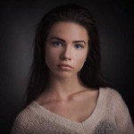 Аватар Шатенка с длинными волосами в светлой кофточке