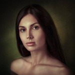 Аватар Шатенка с длинными волосами внимательно смотрит на нас