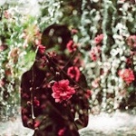 99px.ru аватар Силуэт девушки за весенними ветками, Hayden Williams Photography