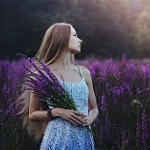 Аватар Девушка с букетом лаванды стоит в поле, by baravavrova
