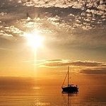 99px.ru аватар Лодка дрейфует на воде на фоне заката