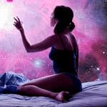 99px.ru аватар Девушка подняла руку к пурпурному небу