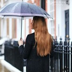 99px.ru аватар Девушка с зонтом в руке стоит у забора