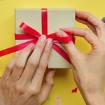 99px.ru аватар Руки завязывают бант на подарочной коробке
