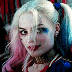 99px.ru аватар Margot Elise Robbie / Марго Элис Робби в роли Harley Quinn / Харли Квинн из фильма Suicide Squad / Отряд Самоубийц подмигивает