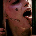 Аватар Марго Элис Робби / Margot Elise Robbie в роли Harley Quinn / Харли Квинн из фильма Suicide Squad / Отряд Самоубийц облизывает тюремную решетку