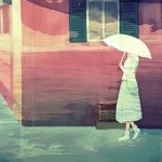 99px.ru аватар Девушка с зонтом стоит у дома