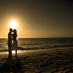 99px.ru аватар Влюбленные целуются, стоя на побержье на фоне заката