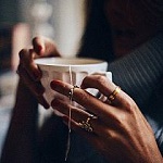 99px.ru аватар В руках девушки чашка с чаем