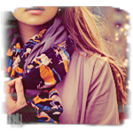 99px.ru аватар Девушка поправляет руками разноцветный шарф