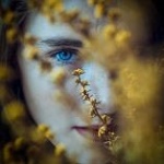 Аватар Девушка с голубыми глазами за веточкой