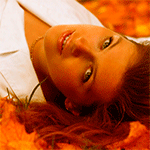 99px.ru аватар Над головой лежащей девушки падают осенние листья