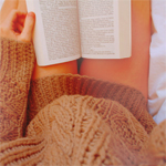 99px.ru аватар Девушка в теплом свитере читает книгу, держа ее на ногах, by Eva-Gref