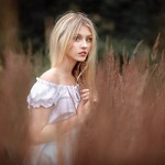 99px.ru аватар Девушка с длинными волосами стоит в траве