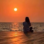 99px.ru аватар Девушка сидит у моря на фоне заката