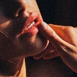 99px.ru аватар Девушка держит руку у лица