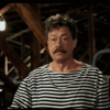 99px.ru аватар Фильм Колхоз Интертейнмент (2003), актер Николай Караченцев в роли председателя колхоза в тельняшке показывает пальцем
