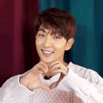 99px.ru аватар Южнокорейский актер Ли Джун Ки | Lee Joon Ki, показывает руками сердечко