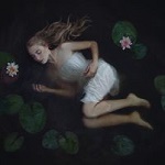 99px.ru аватар Девушка лежит в воде среди лотосов