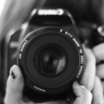 99px.ru аватар Женская рука крутит объектив фотоаппарата