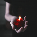 99px.ru аватар В руке девушки горящая красная роза