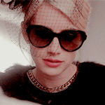 99px.ru аватар Эмма Робертс / Emma Roberts в очках, эпизод из сериала Королевы крика / Scream Queens