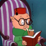 99px.ru аватар Порки Пиг в очках, покуривая трубку, читает книгу