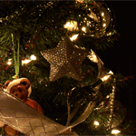 99px.ru аватар Игрушка в виде звезды висит на новогодней елке
