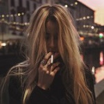 99px.ru аватар Девушка с длинными волосами с сигаретой в руке