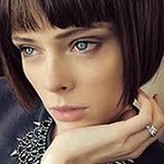 99px.ru аватар Модель Коко Роша держит руку у лица