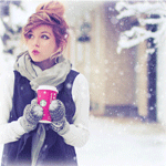 99px.ru аватар Девушка со стаканом горячего напитка в руках стоит под падающим снегом