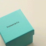 99px.ru аватар Из голубой коробки с надписью (Tiffany & Co) вылетают бумажные сердечки