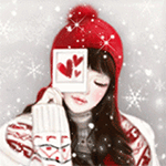 99px.ru аватар Девушка в свитере и красной шапочке держит валентинку с тремя красными сердечками, на зимнем фоне со снежинками