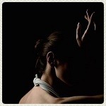 99px.ru аватар Девушка держит руку у головы