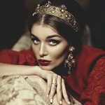 Аватар Девушка в красном платье с короной на голове и серьгах в ушах
