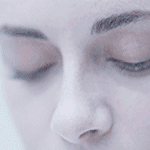 99px.ru аватар Кристен Стюарт / Kristen Stewart в роли Нии из фильма Равные / Equals поднимает глаза