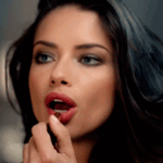 99px.ru аватар Адриана Лима / Adriana Lima красит губы