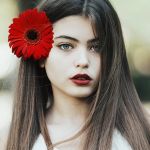 99px.ru аватар Девушка с красной герберой, by Jovana Rikalo