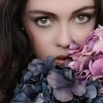 Аватар Девушка с цветами у лица