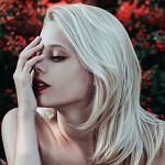 99px.ru аватар Девушка держит руку у головы, by Jovana Rikalo