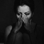 Аватар Плачущая девушка держит руки на лице, by Novic