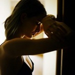 99px.ru аватар Девушка стоит у двери, фотограф Marat Safin