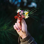 99px.ru аватар В руке парня букетик цветов, by Agust&;n Galeano